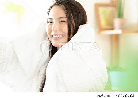 髪を拭く若い女性 髪を拭く若い女性 78753033
