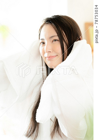 髪を拭く若い女性 髪を拭く若い女性 78753034