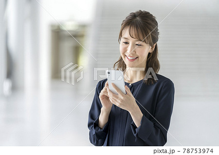 スマートフォンを操作するアラサーの女性 78753974