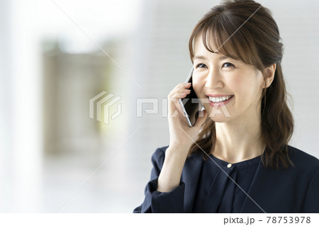 スマートフォンで通話するビジネスウーマン  78753978