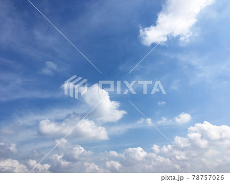初夏に広がる東京の空 78757026