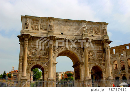 イタリア ローマ コンスタンティヌスの凱旋門の写真素材 [
