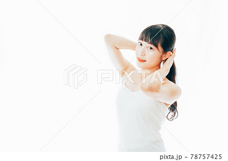 部屋でヘアケアをする若い女性 部屋でヘアケアをする若い女性 78757425