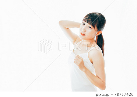 部屋でヘアケアをする若い女性 部屋でヘアケアをする若い女性 78757426