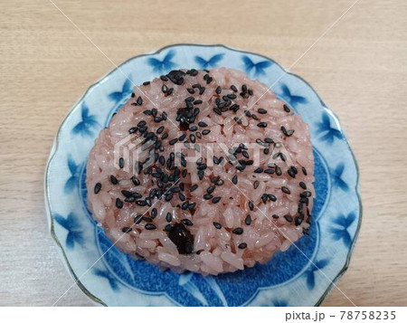 お赤飯のおにぎり 78758235