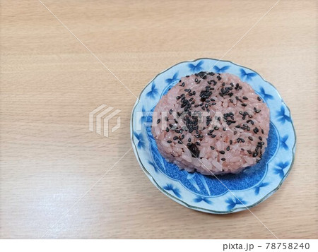 お赤飯のおにぎり 78758240
