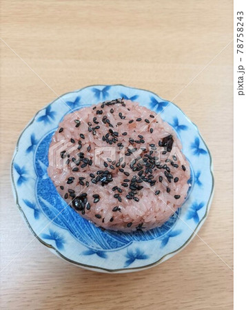 お赤飯のおにぎり 78758243