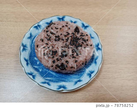 お赤飯のおにぎり 78758252