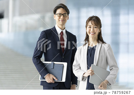 笑顔のビジネスパーソン　男女　ポートレート 78759267