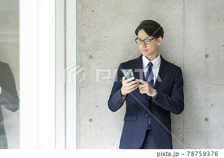 スマートフォンを操作するビジネスマン スマートフォンを操作するビジネスマン 78759376