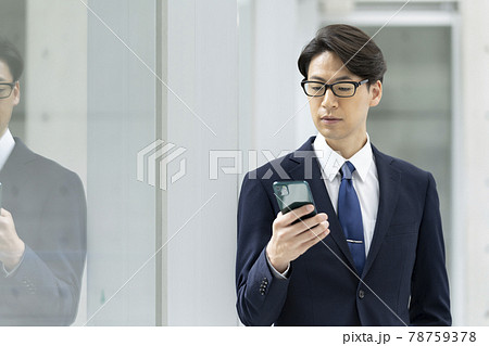 スマートフォンを操作するビジネスマン 78759378