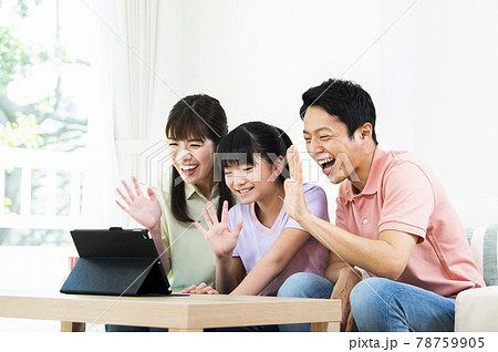 家族　タブレット　オンライン帰省 78759905