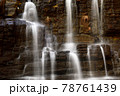 滝の水しぶき 横構図 78761439