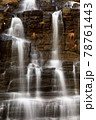 滝の水しぶき 縦構図 78761443