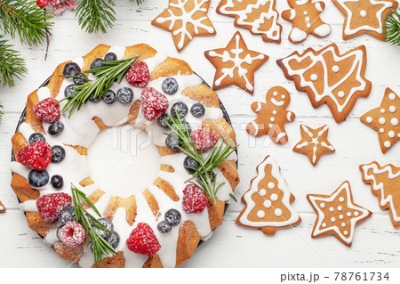 Christmas cake and gingerbread cookies Christmas cake and gingerbread cookies 78761734