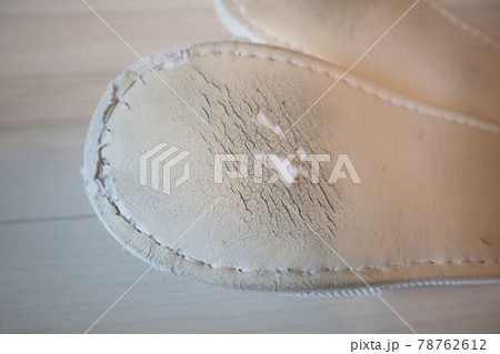 室内で履いているスリッパの裏側（ボロボロ） 78762612