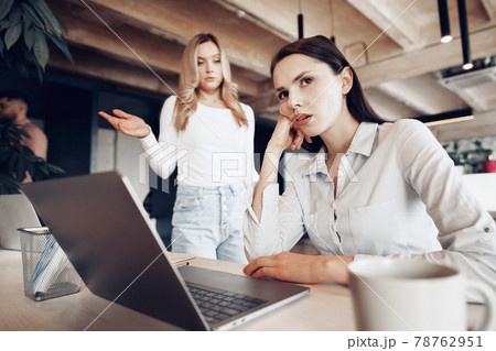 Young female boss scolding her female subordinate for bad work results 78762951