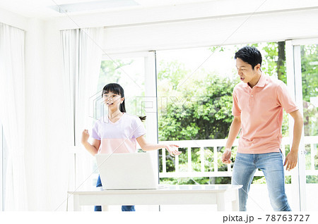 家でダンスをする親子 78763727