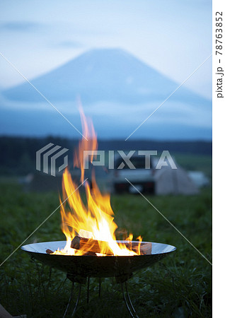 焚き火と富士山 78763852