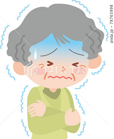 寒気で震える高齢女性 78763998