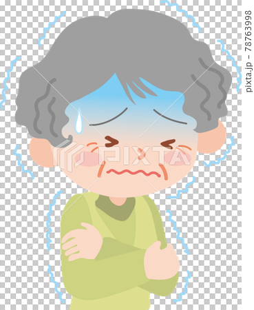 寒気で震える高齢女性 78763998