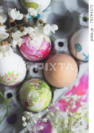 White eggs in the cardboard box, prepared for decorating; Easter background 78764372