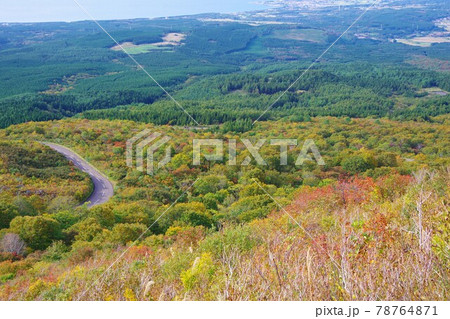 秋田県 紅葉シーズンの鳥海山からにかほ市方面を望む 秋田県 紅葉シーズンの鳥海山からにかほ市方面を望む 78764871