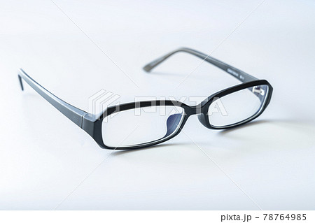 黒縁のメガネ【白背景】 78764985
