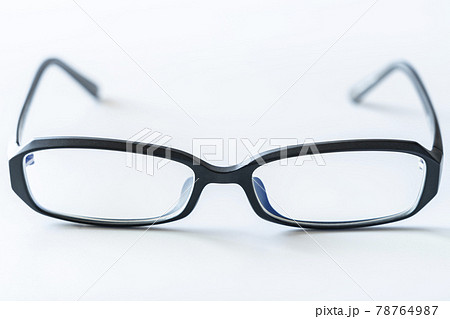 黒縁のメガネ【白背景】 78764987