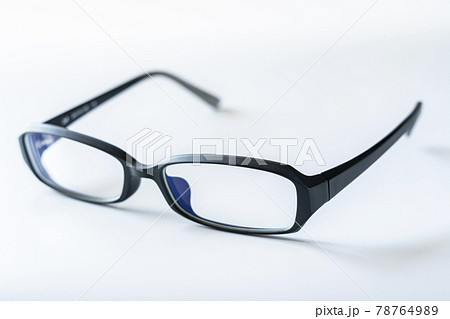 黒縁のメガネ【白背景】 78764989