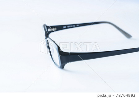 黒縁のメガネ【白背景】 78764992
