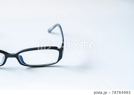黒縁のメガネ【白背景】 78764993