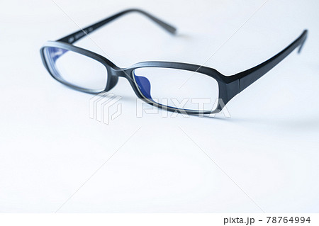 黒縁のメガネ【白背景】 78764994