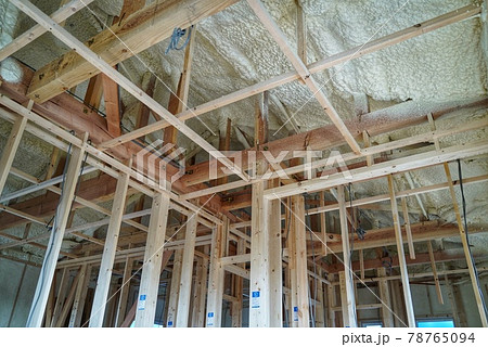 新築住宅の天井や外周の吹き付け断熱材 新築住宅の天井や外周の吹き付け断熱材 78765094