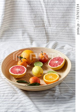 close up of citrus fruits on wooden plate close up of citrus fruits on wooden plate 78765334