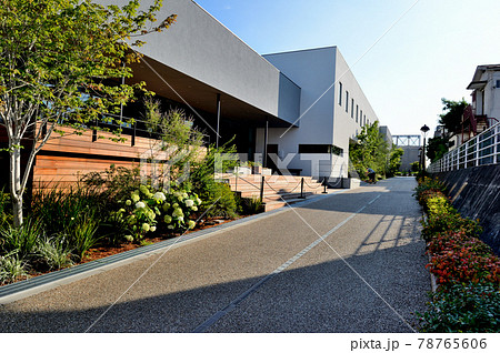 下北沢駅から東北沢駅間の新規開発エリア、商業施設リロードの風景 78765606