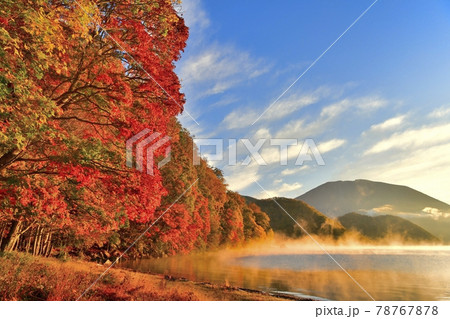 朝霧立つ中禅寺湖に千手ヶ浜の紅葉の森に男体山 朝霧立つ中禅寺湖に千手ヶ浜の紅葉の森に男体山 78767878