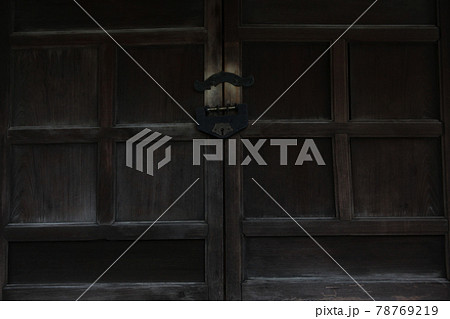 東京・浅草寺境内・三峯神社の社殿正面の閂錠 東京・浅草寺境内・三峯神社の社殿正面の閂錠 78769219