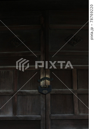 東京・浅草寺境内・三峯神社の社殿正面の閂錠 東京・浅草寺境内・三峯神社の社殿正面の閂錠 78769220