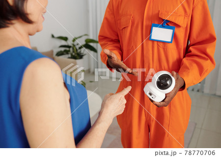 Explaining benefits of security camera 78770706