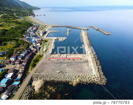 初夏の北海道上ノ国町で汐吹漁港の風景を空撮 初夏の北海道上ノ国町で汐吹漁港の風景を空撮 78770783