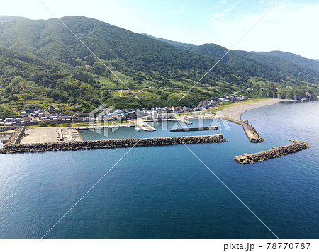 初夏の北海道上ノ国町で汐吹漁港の風景を空撮 78770787
