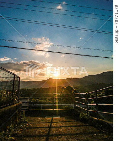 山に沈む夕日 山に沈む夕日 78771179