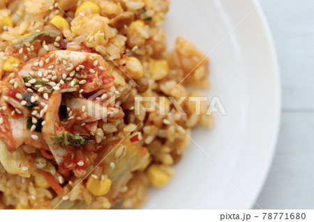 押し麦入りご飯で作った納豆キムチ炒飯 押し麦入りご飯で作った納豆キムチ炒飯 78771680