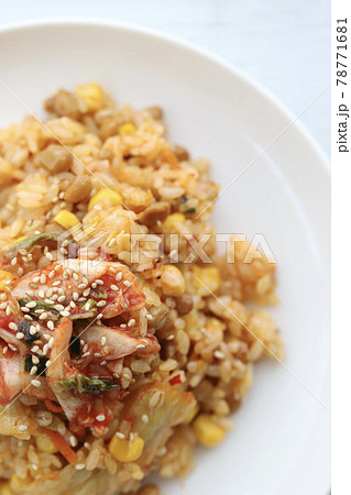押し麦入りご飯で作った納豆キムチ炒飯 押し麦入りご飯で作った納豆キムチ炒飯 78771681