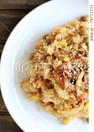 押し麦入りご飯で作った納豆キムチ炒飯 押し麦入りご飯で作った納豆キムチ炒飯 78771731