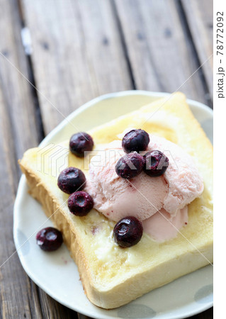 大粒ブルーベリーとイチゴアイスのスイーツトースト 78772092