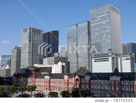 東京駅と高層ビル街 78772333