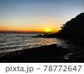 海岸沿いの日の出 78772647