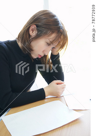 女性:契約書トラブルシーン 女性:契約書トラブルシーン 78772939